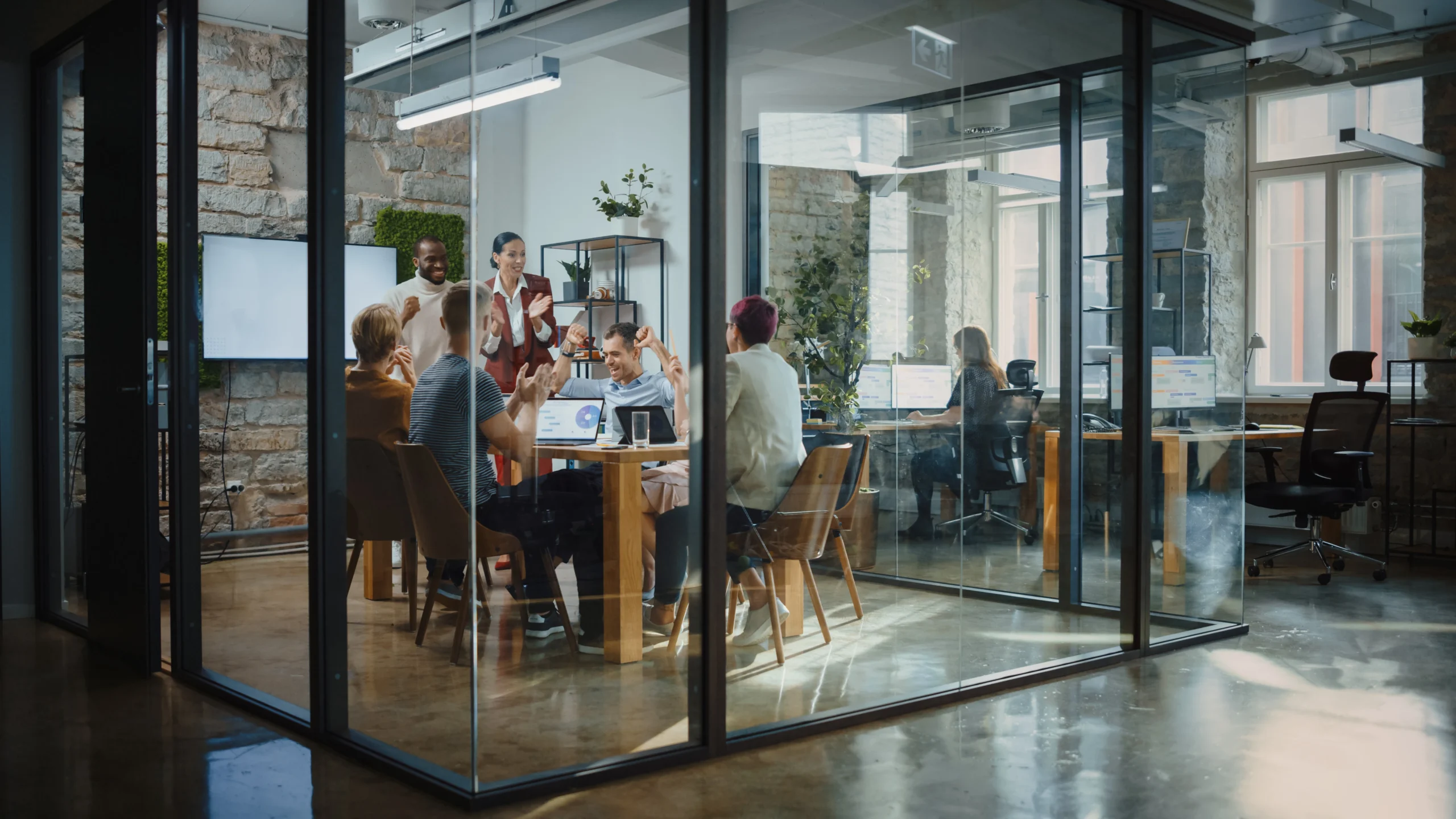 Réunion stratégique au sein d'une agence de communication, avec une équipe marketing échangeant autour des nouveaux projets dans un bureau moderne