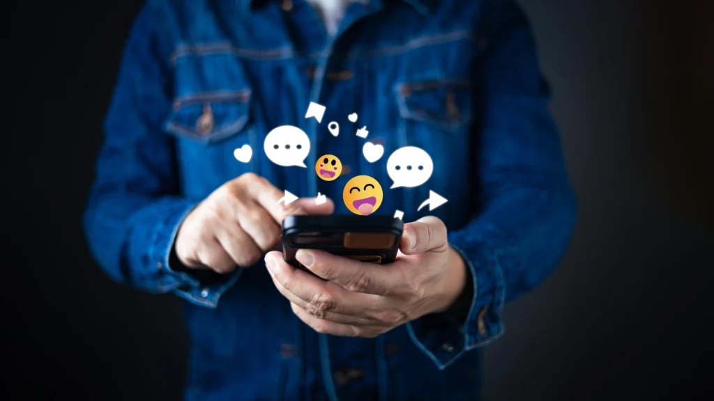 Homme qui consulte ses réseaux sociaux et découvre le nombre d'engagement, emojis, commentaires, likes ... illustrant et symbolisant l'importance des réseaux sociaux dans une stratégie de contenu efficace.