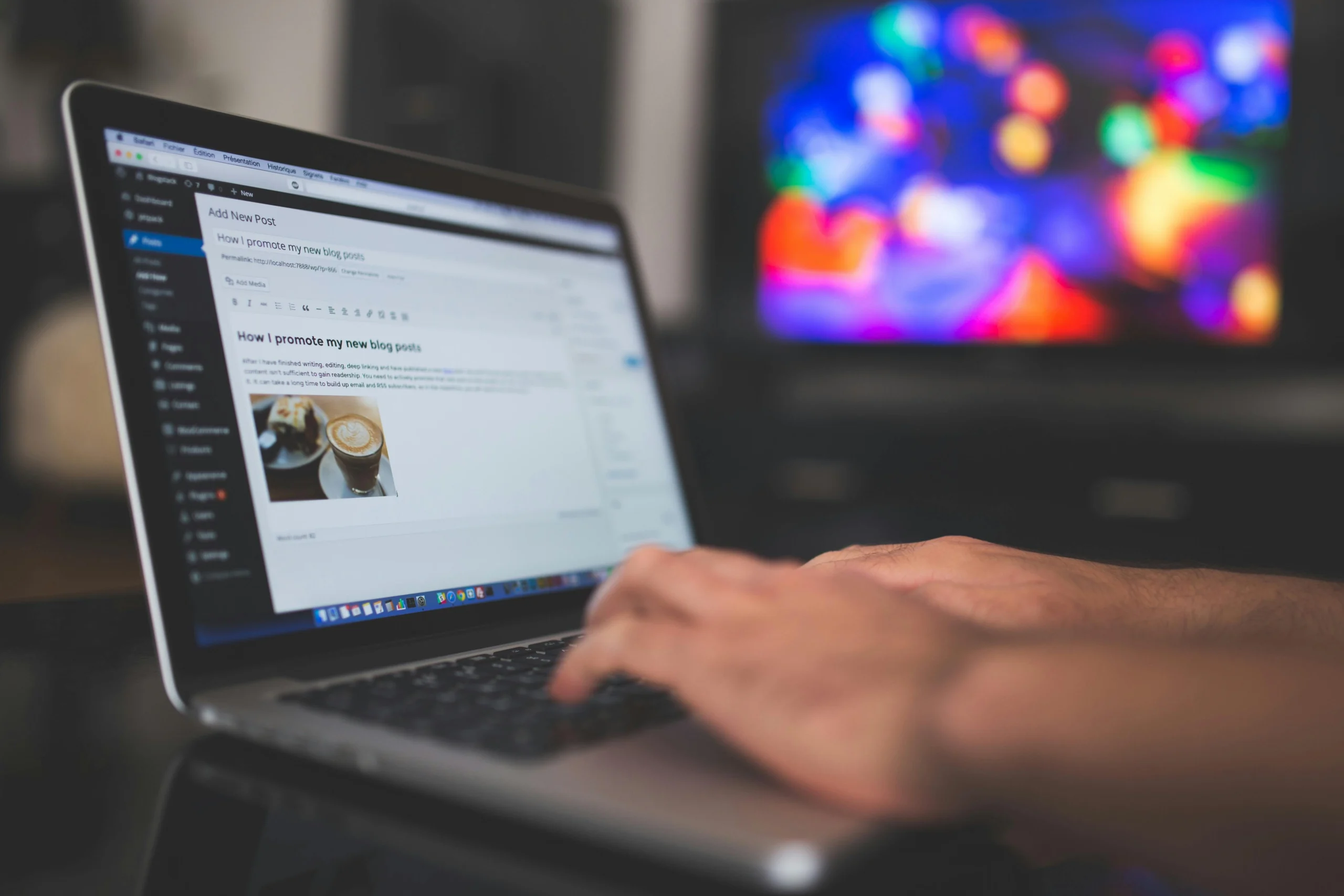 Gros plan sur les mains d'un rédacteur saisissant du contenu sur son ordinateur portable, illustrant l'importance d'un site internet bien conçu pour son entreprise.