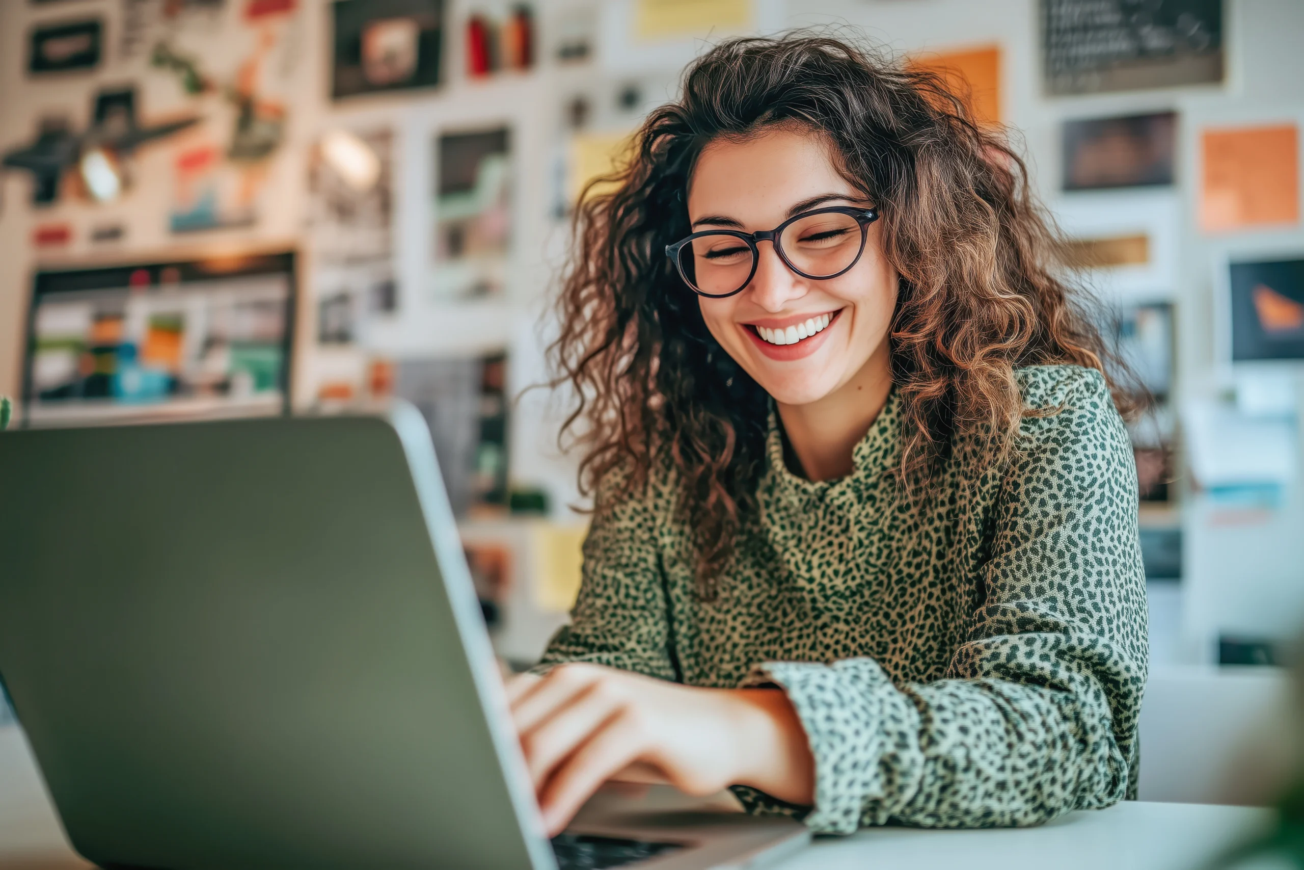 chargée de marketing en train de travailler sur ordinateur la stratégie de communication d'un client