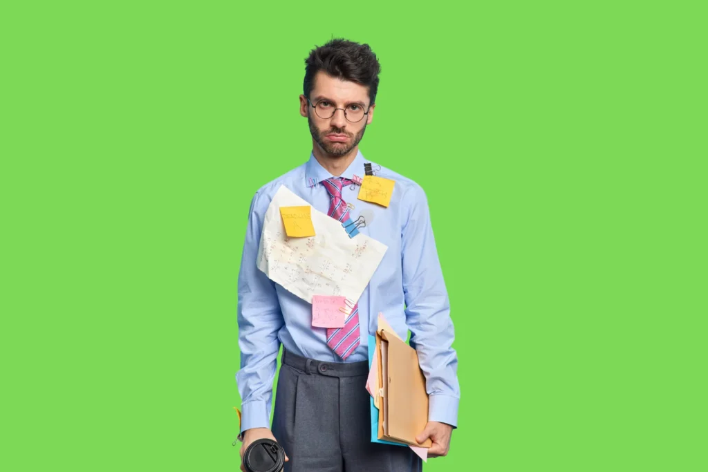 Image illustrant un dirigeant d'une TPE PME épuisé et débordé avec des dossiers, des post-it etc... illustrant le fait que les dirigeants n'ont pas besoin de tout porter et peuvent déléguer leur communication à des agences de communication locale comme Chuchote à Nancy, dans le Grand Est