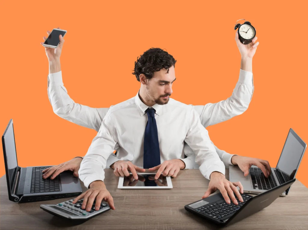 Image d'un dirigeant d'une TPE/PME ayant 8 bras pour illustrer le fait que les dirigeants sont débordés et ne peuvent pas tout gérer y compris leur communication par manque de temps.