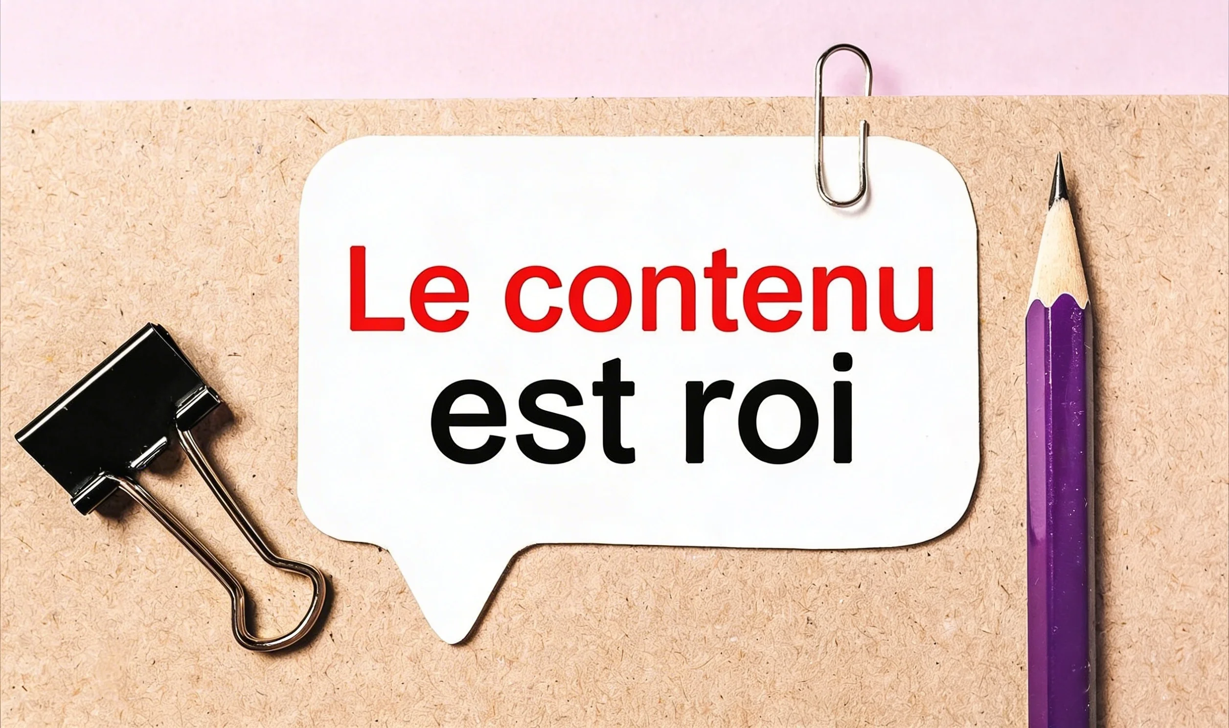 Illustration d'un post-it ''Le contenu est roi" pour souligner l'importance de la stratégie de contenu pour servir les objectifs d'une entreprise dans sa communication