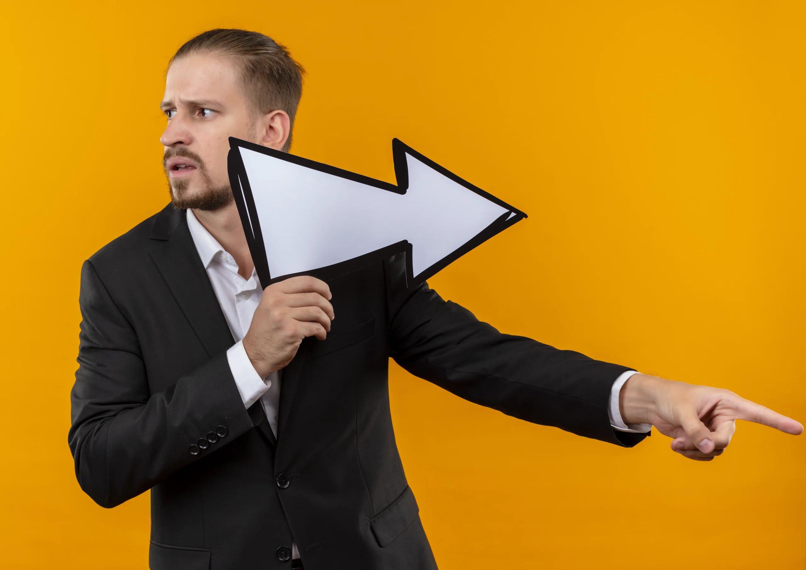 Image illustrant un dirigeant d'entreprise à Nancy qui tient une flèche pour savoir si c'est dans cette direction qu'il doit aller. Cette image illustre le choix d'un chef d'entreprise à bien choisir sa direction et son agence de communication